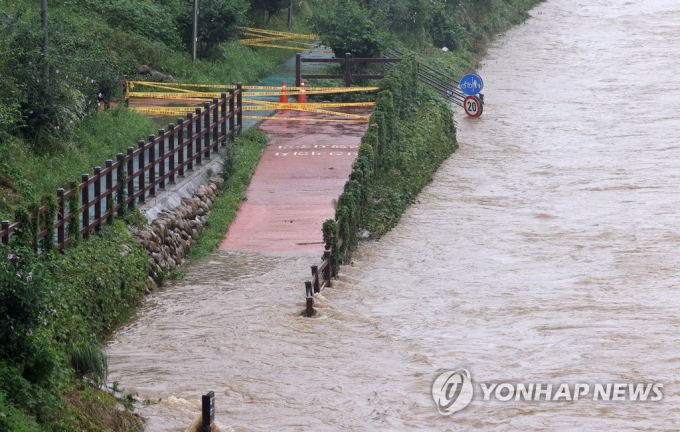 Một con đường mòn dọc theo Suối Yangjae ở Seoul bị ngập do mưa lớn vào ngày 9/8/2020. Ảnh: Yonhap.