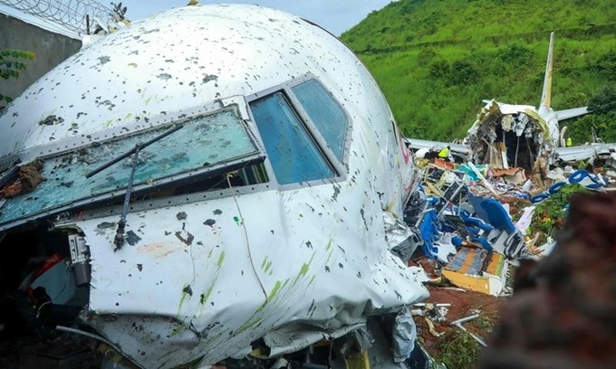 Hiện trường chiếc Boeing 737-800 của Air India Express vỡ đôi sau khi lao xuống dốc tối 7/8/2020. Ảnh: AFP.
