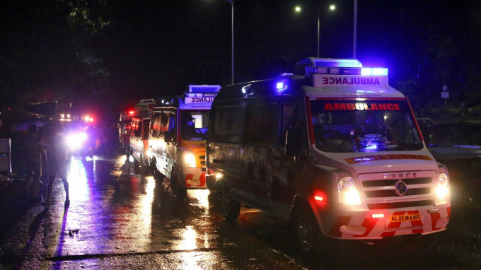 Hàng xe cứu thương được nhìn thấy bên ngoài Sân bay Quốc tế Calicut. Ảnh: Sky News.