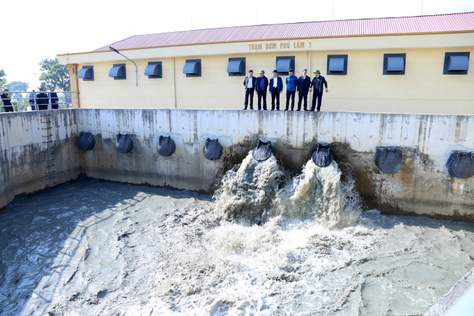 Nước bẩn đổ vào hệ thống thủy lợi làm ô nhiễm nguồn nước phục vụ sản xuất nông nghiệp và nước sinh hoạt của người dân Bắc Ninh. Ảnh: Minh Phúc.