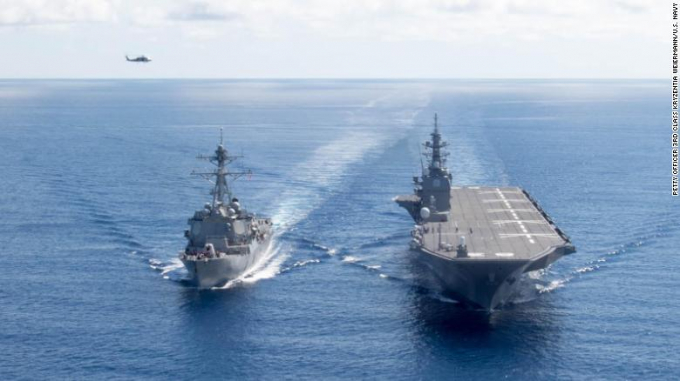 Tàu khu trục tên lửa dẫn đường USS Dewey đi ngang qua Biển Đông cùng tàu JS Izumo của Lực lượng Phòng vệ Hàng hải Nhật Bản vào năm 2017. Ảnh: Hải quân Hoa Kỳ.