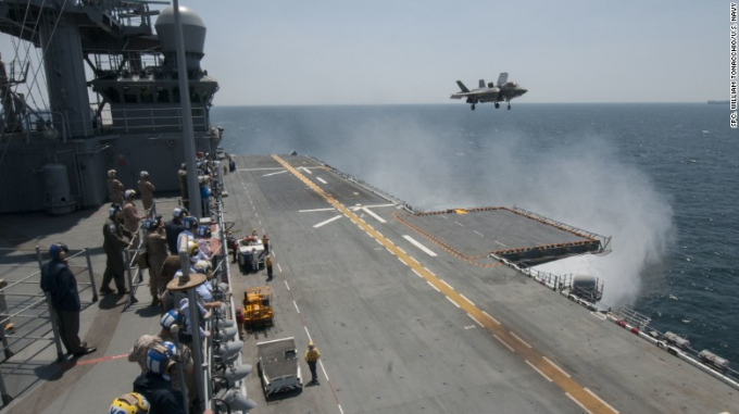 Một chiếc F-35B hạ cánh trên tàu tấn công đổ bộ USS Wasp trong quá trình thử nghiệm năm 2015. Ảnh: Hải quân Hoa Kỳ.