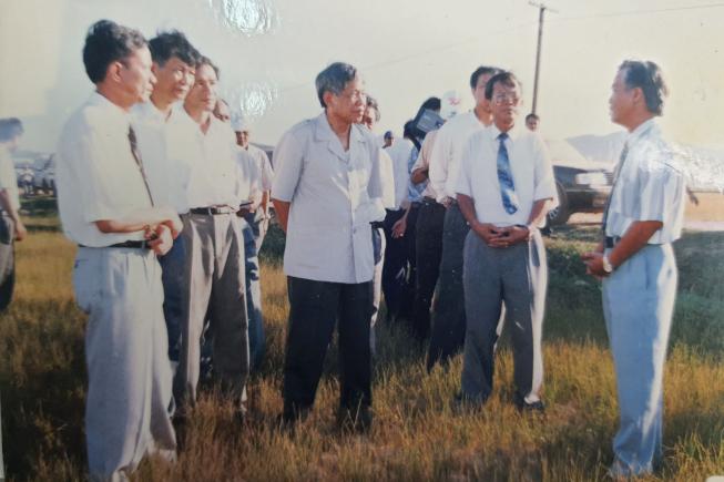 Tổng Bí thư Lê Khả Phiêu kiểm tra tình hình hạn hán ở xã Tân Ninh (huyện Quảng Ninh) ngày 30/7/1998. Ảnh: T.Phùng.