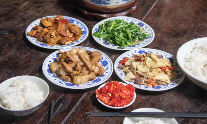 Ở Trung Quốc, chủ nhà có xu hướng gọi nhiều món hơn số lượng thực khách trong nhóm để thể hiện phép lịch sự. Ảnh: Alamy.