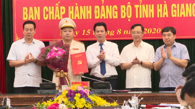 Lãnh đạo tỉnh Hà Giang chúc mừng Đại tá Phan Huy Ngọc.