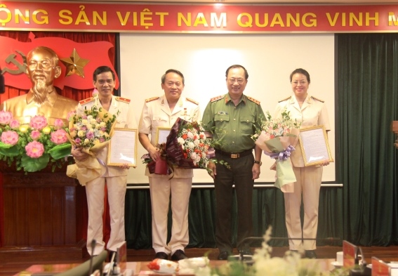 Thượng tướng Nguyễn Văn Thành chúc mừng các cán bộ được chuẩn y chức vụ mới.