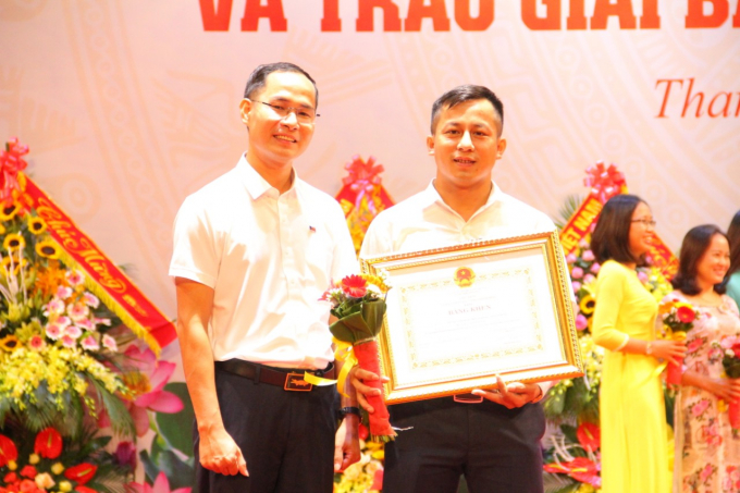 Các tác giả Văn Hùng - Võ Dũng nhận Bằng khen Chủ tịch UBND tỉnh Thanh Hoá tại Lễ trao Giải báo chí Trần Mai Ninh.