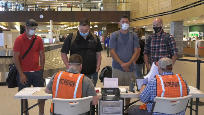 Hành khách làm thủ tục kiểm dịch tại sân bay.