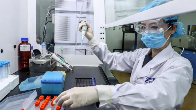 Một nhân viên đang thử nghiệm các mẫu vacxin Covid-19 tiềm năng tại nhà máy sản xuất của SinoPharm ở Bắc Kinh, ngày 11/4/2020. Ảnh: AP/THX.