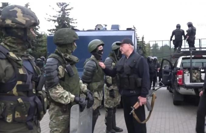 Tổng thống Alexander Lukashenko mặc áo giáp, cầm tiểu liên đi kiểm tra các chốt an ninh bên trong dinh Tổng thống. Ảnh: AFP.