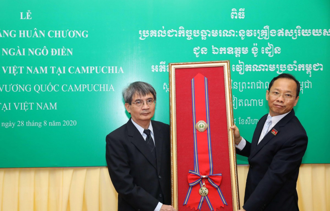 Đại sứ Campuchia tại Việt Nam Chay Navuth trao tặng Huân chương Hữu nghị Mahasena cho đại diện gia đình Đại sứ Ngô Điền.