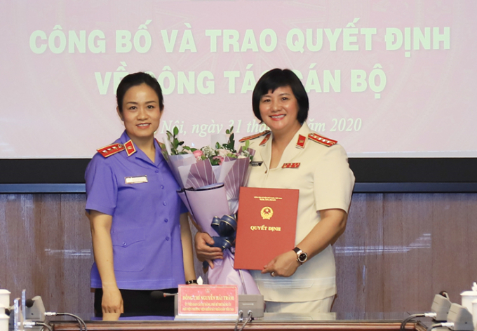 Bà Nguyễn Hải Trâm trao quyết định và chúc mừng bà Mai Thị Nam.