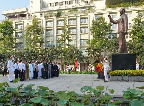 Lãnh đạo TP.HCM dâng hoa tại Công viên Tượng đài Chủ tịch Hồ Chí Minh. Ảnh: Báo Sài Gòn giải phóng.