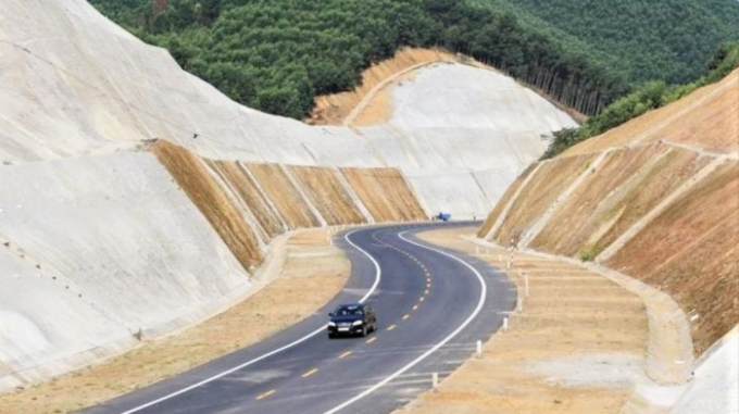 Một đoạn đường cao tốc La Sơn - Túy Loan.