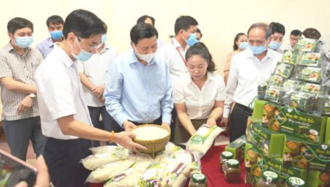 Bí thư Tỉnh ủy Bắc Ninh Nguyễn Nhân Chiến (giữa) thăm gian hàng trưng bày các sản phẩm OCOP tỉnh Bắc Ninh. Ảnh: Nguyễn Tuấn.