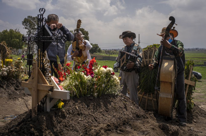 Các nhạc công trong lễ an táng một người chết vì virus Corona tại nghĩa trang San Miguel Xico ở Thành phố Mexico, ngày 5/8/2020. Ảnh: Bloomberg.