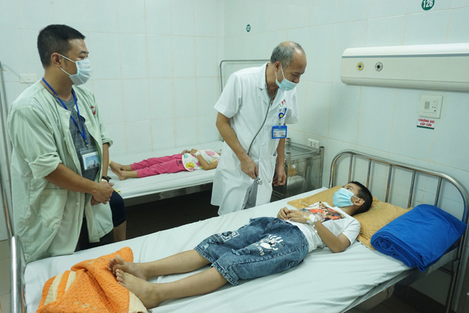 Học sinh Trường Tiểu học Tiên Dương được theo dõi sức khỏe tại Khoa Nhi (Bệnh viện Đa khoa Đông Anh) vào chiều 10/9. Ảnh: Báo Hà Nội mới.