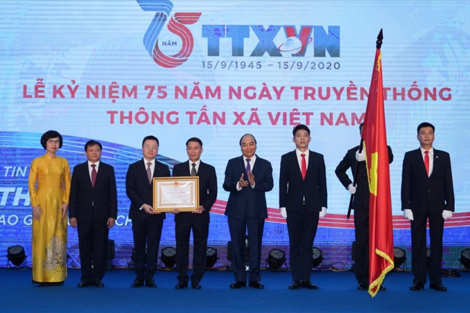 Thủ tướng Nguyễn Xuân Phúc, Chủ tịch Hội đồng Thi đua - Khen thưởng Trung ương trao Huân chương Lao động hạng Nhất tặng TTXVN. Ảnh: Quang Hiếu.
