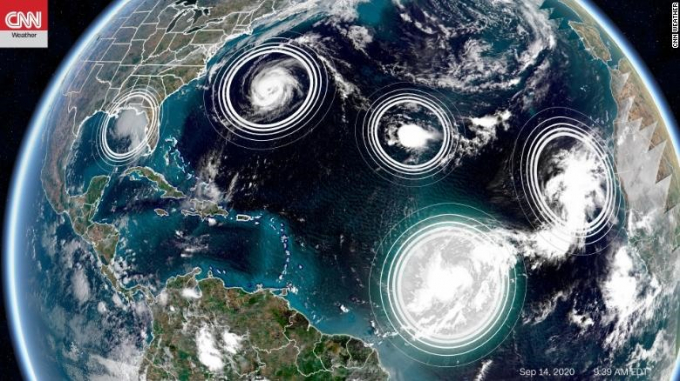 5 cơn bão hoạt động cùng lúc ở Đại Tây Dương. Ảnh: CNN.