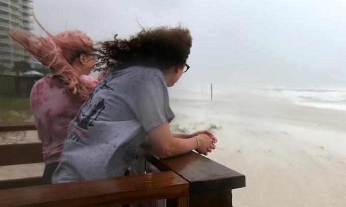 Jordan Spence và Dawson Stallworth quan sát sóng vào bờ khi cơn bão Sally đến gần ở Orange Beach, Alabama, hôm 15/9. Ảnh: Reuters.