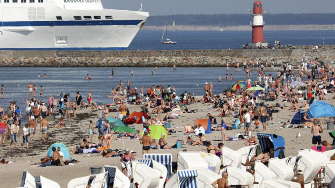 Mọi người tận hưởng thời tiết cuối hè ấm áp bất thường trên bãi biển Baltic ở Warnemuende, Đức. Ảnh: AP.