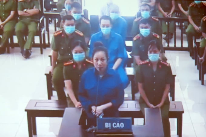 Bị cáo Nguyễn Thị Dương (vợ Đường 'Nhuệ', hàng đầu) bị phạt 18 tháng tù. Ảnh: Giang Chinh/VnExpress.