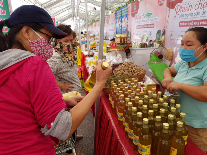 Một gian hàng mật ong thu hút khách tham quan.