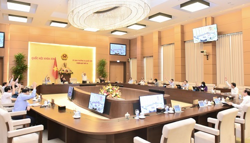 Ủy ban Thường vụ Quốc hội biểu quyết thông qua Nghị quyết. Ảnh: VGP/Lê Sơn.