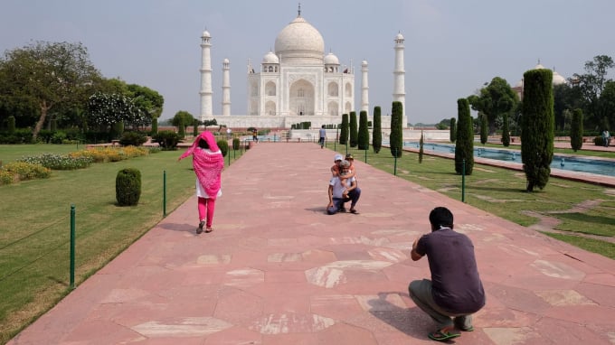 Người đàn ông chụp ảnh trước đền Taj Mahal sau khi công trình nổi tiếng mở cửa trở lại lần đầu tiên sau 6 tháng.