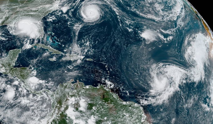 Một bức ảnh vệ tinh được chụp vào ngày 15/9. Tính từ bên trái qua: Bão Sally trên Vịnh Mexico, Bão Paulette trên khu vực Bermuda, tàn tích của bão nhiệt đới Rene, bão nhiệt đới Teddy và Vicky. Ảnh: AP.