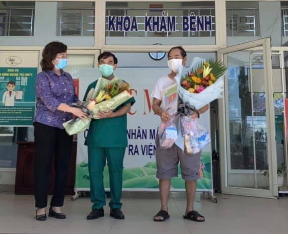 BN 936 (phải) và đại diện thầy thuốc của Trung tâm Y tế Hoà Vang trong ngày công bố bệnh nhân Covid-19 cuối cùng tại Đà Nẵng được chữa trị thành công. Ảnh: Bộ Y tế.