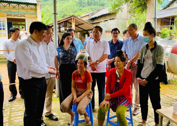 Quyền Bộ trưởng Bộ Y tế Nguyễn Thanh Long nói chuyện với người dân tới chăm sóc sức khoẻ tại trạm y tế xã Tông Lạnh. Ảnh: Bộ Y tế.