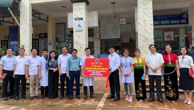 Quyền Bộ trưởng Bộ Y tế Nguyễn Thanh Long tặng thiết bị y tế cho Bệnh viện đa khoa Thuận Châu. Ảnh: Bộ Y tế.