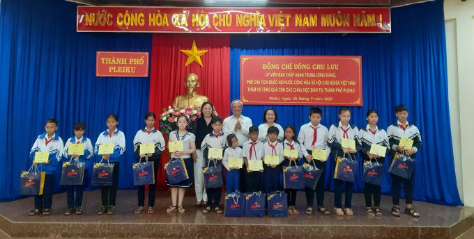 Ông Uông Chu Lưu tặng quà cho các học sinh nghèo hiếu học.