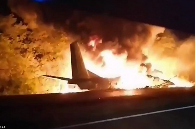 Chiếc máy bay quân sự An-26 của Ukraina bốc cháy như ngọn đuốc sau khi rơi, khiến 22 người thiệt mạng. Ảnh: AP.