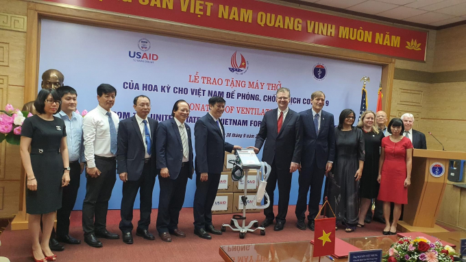 Lễ trao tặng 100 máy thở do Hoa Kỳ sản xuất diễn ra tại Hà Nội, ngày 30/9/2020. Ảnh: Bộ Y tế.