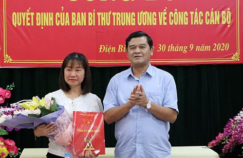 Phó Bí thư Thường trực Tỉnh ủy, Chủ tịch HĐND tỉnh Điện Biên Lò Văn Muôn trao quyết định và chúc mừng bà Lò Hải Dung.