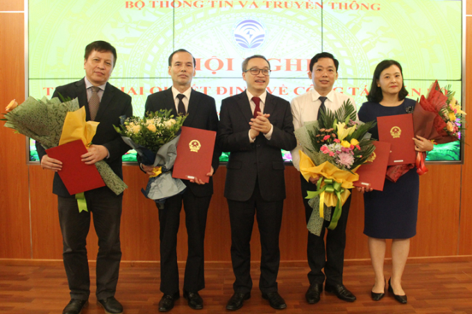 Thứ trưởng Phan Tâm trao quyết định và chúc mừng các cán bộ được bổ nhiệm chức vụ mới.