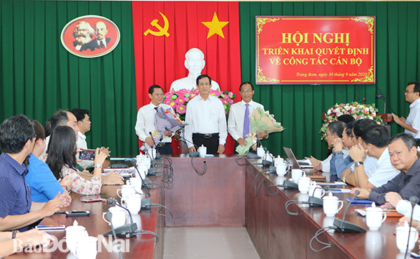 Trưởng Ban Tổ chức Tỉnh ủy Đồng Nai Phạm Văn Ru trao quyết định và chúc mừng các ông Phạm Xuân Hà và Lê Tuấn Anh.