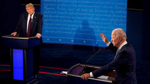 Hai ứng cử viên Tổng thống Donald Trump (trái) và Joe Biden trong cuộc tranh luận trực tiếp đầu tiên tối 29/9/2020 tại bang Ohio, Mỹ. Ảnh: Getty Images.