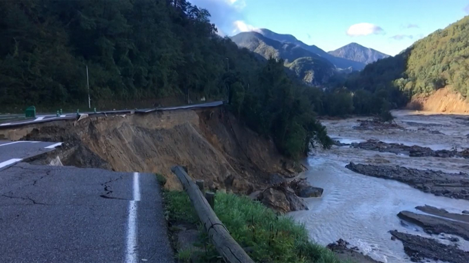 Một con đường ở La Bollene-Vesubie bị sụt lún do mưa lớn.