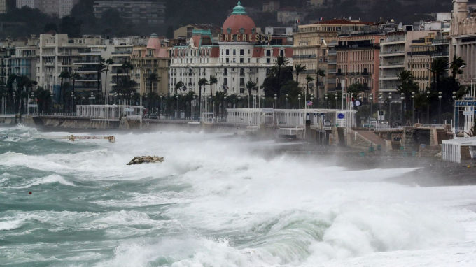 Sóng lớn tại bờ biển thành phố Nice.