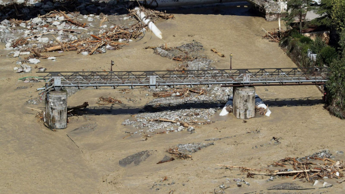 Một cây cầu ở Roquebilliere (Pháp) bị lũ lụt phá hủy.