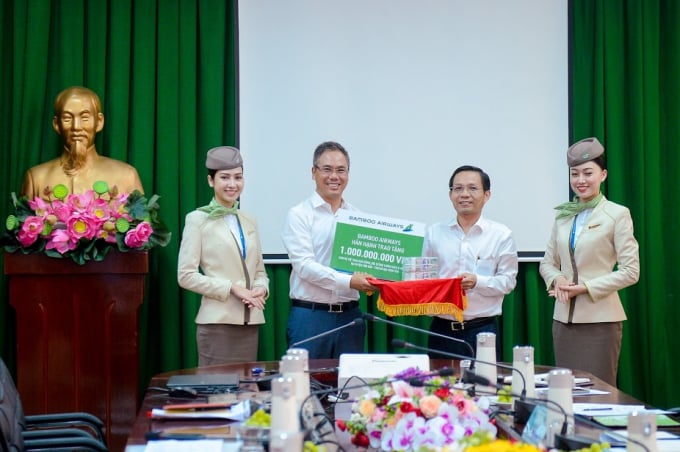 Bamboo Airways trao tặng 1 tỷ đồng tiền mặt hỗ trợ các gia đình mẹ Việt Nam anh hùng, các đối tượng chính sách, và hộ nghèo, có hoàn cảnh khó khăn trên địa bàn Côn Đảo.