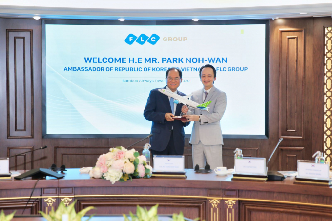 Chủ tịch Tập đoàn FLC Trịnh Văn Quyết tặng quà lưu niệm cho Đại sứ Park Noh Wan