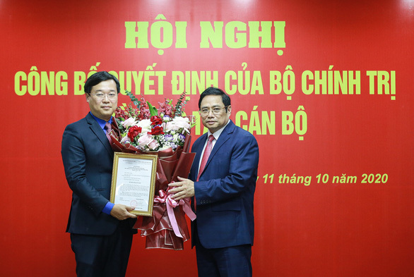 Ông Phạm Minh Chính trao quyết định cho ông Lê Quốc Phong. Ảnh: Trung ương Đoàn TNCS Hồ Chí Minh.