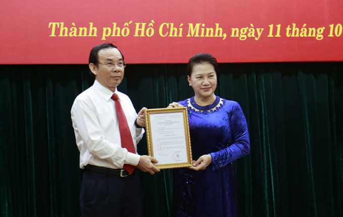 Chủ tịch Quốc hội Nguyễn Thị Kim Ngân trao quyết định cho ông Nguyễn Văn Nên.