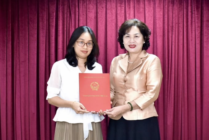Phó Thống đốc Ngân hàng Nhà nước Nguyễn Thị Hồng trao Quyết định bổ nhiệm cho bà Bùi Thúy Hằng.