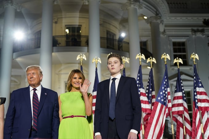 Barron Trump chụp ảnh chung cùng Tổng thống Trump và Đệ nhất phu nhân Melania. Ảnh: New York Times.
