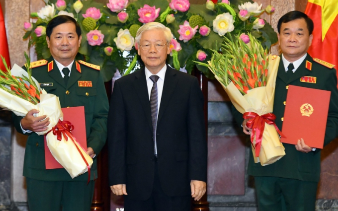 Tổng Bí thư, Chủ tịch nước Nguyễn Phú Trọng trao Quyết định thăng quân hàm từ cấp Trung tướng lên cấp Thượng tướng đối với các ông Hoàng Xuân Chiến và Lê Huy Vịnh.